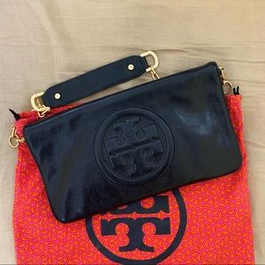 tory burch bombe reva clutch shoulder bag in black/gold
